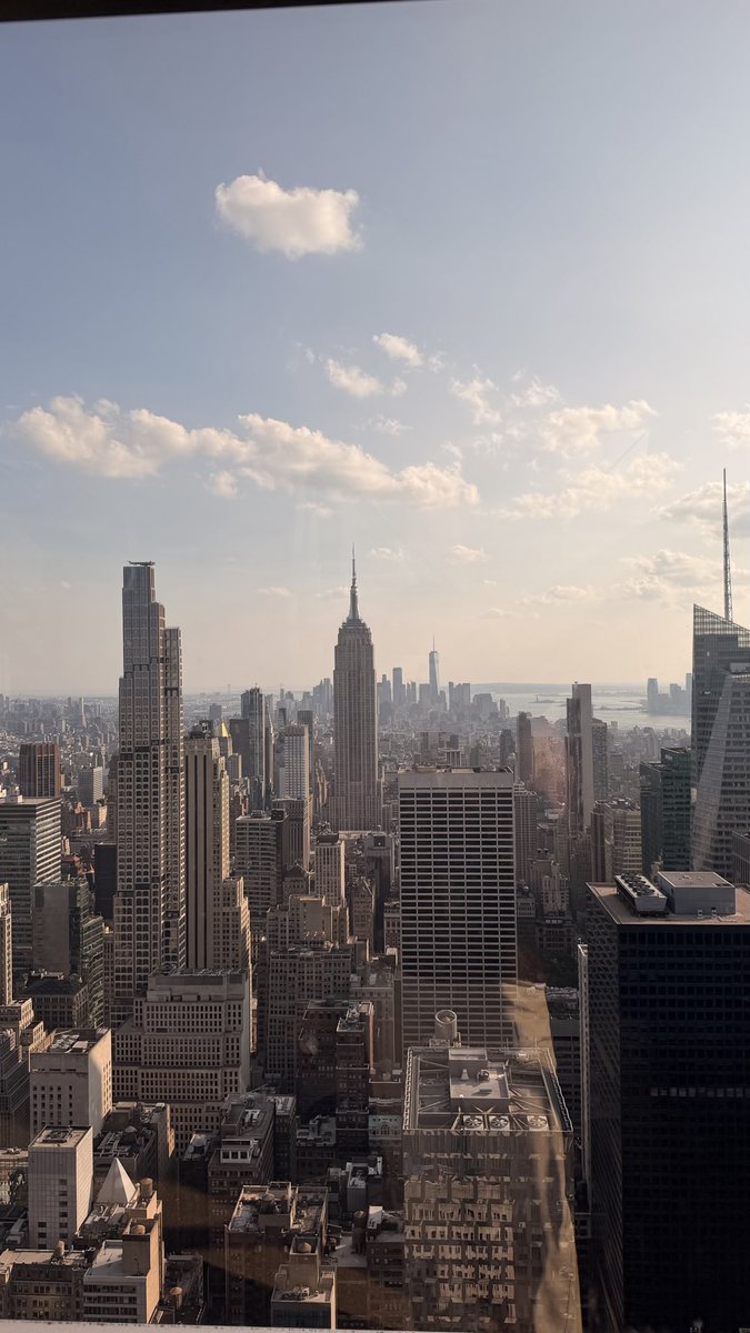 key212321's tweet photo. new york te soñé desde niña, eres mi sueño en todos los sentidos y saber que era algo que tenía que hacer sola, tus calles tu ruido y tu ritmo de vida tan acelerado y a la vez tan verde se parece a mi vida, neta te amo nyc regresaré siempre. https://t.co/bkQudFsCBx