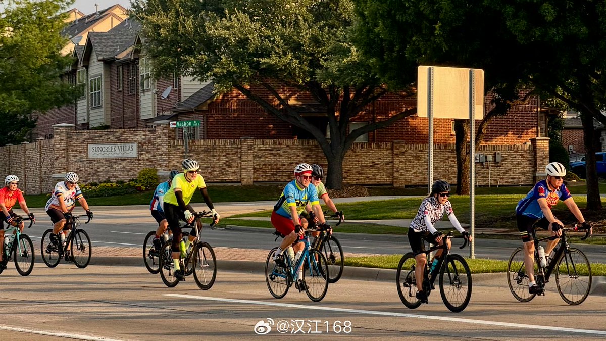 JulieGeans60's tweet photo. Coffee aroma, bike bell, city hum—random sidewalk stop today = perfect small-town vibe. https://t.co/b97fY5iZt8
