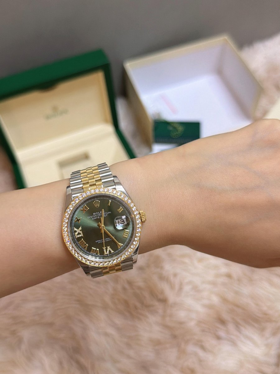 Mila1_vx's tweet photo. Give yourself a watch. Time is in my hands, and so is my happiness. https://t.co/CRj2DqXn6L