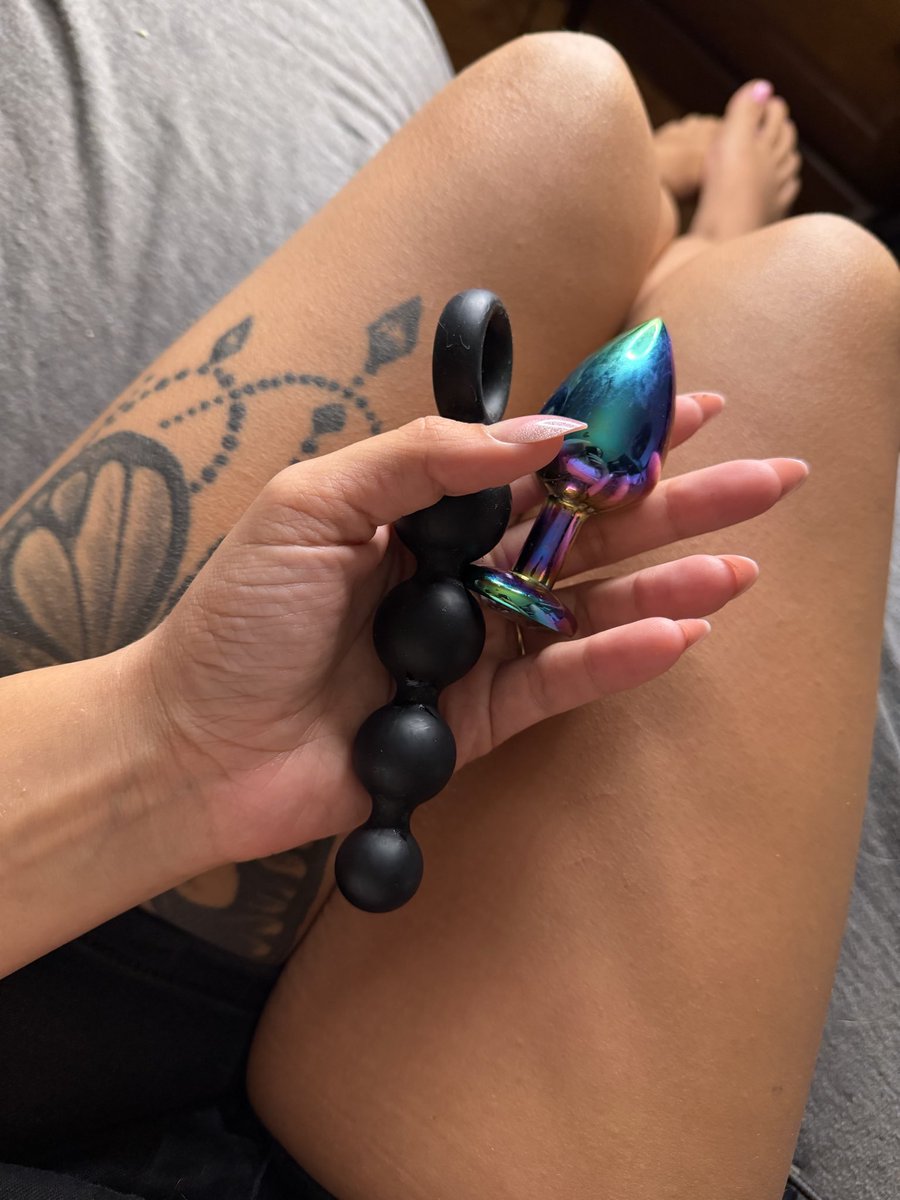 brattymack's tweet photo. Who wants to see me plugged? 

#selling #sellingcontent #buying #buyingcontent #onlyfans #onlyfanswv #nsfw #nsfwtwtًً https://t.co/OVNsLRU7Bv
