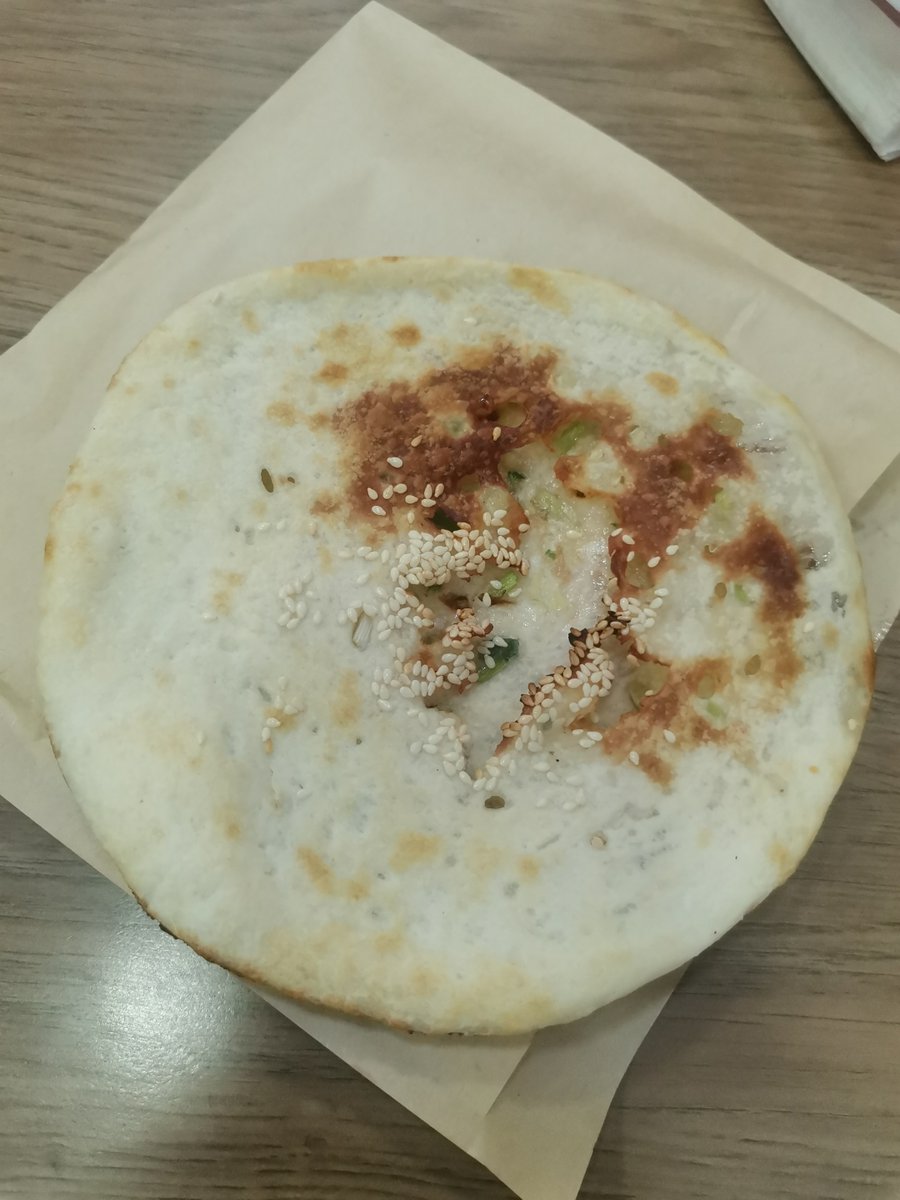 THEDEDOK3's tweet photo. Craving warm, crispy scallion pancakes right by the road  The golden, flaky bite hits different when you grab it from a street stall! https://t.co/VxfZwxjoY8