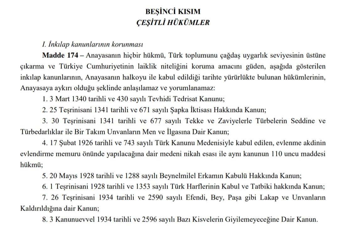 SMEYDAN's tweet photo. “Demek okul değil de medrese istiyorsunuz? Oysa bu millet okul istiyor. Şu zavallı milletin yakasını artık bırakın da vatan evladı yetişsin, yükselsin! Medreseler asla açılmayacaktır..." 
(Mustafa Kemal Atatürk, 18 Eylül 1924)

3 Mart 1924 tarihli 430 sayılı Tevhidi Tedrisat Kanunu ile medreseler önce Eğitim Bakanlığı’na bağlandı. Sonra Bakanlık medreseleri kapattı. 

Bugün Anayasanın 174.maddesine göre anayasal güvence altındaki devrim kanunlarından biri de 430 sayılı Tevhidi Tedrisat Kanunu'dur. Medreselerin kapatılma süreci bu kanunla başlamıştır.  

1924 yılında Türkiye’de toplam 479 medrese vardı. Bu medreselere 18 bin öğrenci kayıtlıydı. Buna karşın aynı dönemde ortaokullarda 7 bin, yükseköğretimde 3 bin öğrenci kayıtlıydı. Eğitim Bakanı Vasıf Bey’in verdiği bilgiye göre medreselere kayıtlı bu 18 bin öğrencinin 6 bin kadarı okula devam ederken, 12 bin kadarı okula devam etmemekteydi

Atatürk, medreselerin kapatılmasından yaklaşık 7 ay sonra, 17 Eylül 1924'te, Rize'yi ziyaret etmişti. Valilikten çıkıp adliyeye indiği sırada Rize Müftüsü Mehmet Hulusi (Alemdar) Efendi ve Pazar müftüleri, 
Atatürk'ün önüne çıkıp ona bir dilekçe verdiler. Dilekçeyi alıp okuyan Atatürk, yüksek bir ses tonuyla hocalara şöyle seslendi:

“Demek okul değil de medrese istiyorsunuz? Oysa bu millet okul istiyor. Şu zavallı milletin yakasını artık bırakın da vatan evladı yetişsin, yükselsin! Medreseler asla açılmayacaktır. Millete okul lazımdır. Bunu böyle bilesiniz! Para istiyorsanız, size millet yetecek kadar verecektir. Açsanız, karnınızı doyuracaktır. Siz ibadetle meşgul olunuz. Böyle şeyler düşünmekte mana yoktur. Bu bir kanundur. Bu şunun veya bunun demesiyle değişmez ve değişmeyecektir. Bu kanunu yapanlar da sizden daha alimdirler. Medreseler bir daha açılmayacaktır. Anladınız mı? Alın dilekçenizi!” (Atatürk'ün Bütün Eserleri (ATABE), C. 17, s. 23,24)

Orada bulunan halk ve öğrenciler
“bravo” diyerek Atatürk'ü uzun uzun alkışladılar. Müftüleri ise kınadılar.

Atatürk, sonra valiye��döndü: “Bunlar İranlılardan da ibret almadılar mı? Burasını İran gibi mi yapmak istiyorlar?” dedi. (ATABE, C.17, s. 24)

Cumhurbaşkanı Atatürk, bu olaydan sonra, Rize'de rejim karşıtı bir takım gizli çalışmaların olduğunu düşündü. 18 Eylül 1924'te Rize'den ayrılıp Giresun'a giderken yolda Başbakan İsmet Paşa'ya şifreli bir telgraf çekip hükümeti uyardı. Yapılması gerekenleri anlattı.

Atatürk'ün söz konusu telgrafı şöyleydi:

“Bugün Rize'den ayrıldığım sırada Rize ve Pazar müftülerinin temsil ettiği bir hoca heyeti, bütün memleket ve civar halk önünde, kapatılan medreselerin açılmasını dilekçeyle talep ettiler.

Dilekçeyi okuduktan sonra çok kızdım. Yüksek ve şiddetli bir sesle kendilerini azarladım ve memleketin, milletin şimdiye kadar felaket sebeplerinin kendileri olduğunu işaret ettim. (…)

Bütün halk ve mektep talebesi ‘Bravo' sesleri ve heyecanlı alkışlarla karşıladılar.

Buna karşılık Rize'deki liseyi canlandırmak elzemdir. Mektep binası ve eğitim aletleri yoktur.

Hocaları çok olan bu muhitte ilim ve irfan teşkilatımızın süratle faaliyete başlaması pek lüzumludur. Burada Osman Ağa'nın oğlu İsmail Bey, 20 bin liralık bir okul binası yapmak üzereymiş. Buna iltifat ederek işin hızlandırılması ve hemen eğitim aletleri göndermek ve fazla alaka göstermek suretiyle, halkın taassuba (bağnazlığa) karşı gösterdiği fiili tezahüre karşılık vermek icap eder.” (ATABE, C.17, s. 25)

Görüldüğü gibi Atatürk, bugün kimi politikacıların ve sözde aydınların yaptığı gibi, halka hoş görünmek için ilkelerinden taviz vermiyor ve devrim karşıtlarına asla yüz vermiyor. “Medreseler açılsın!” diyen hocaları, halkın içinde yüksek sesle azarlıyor. Devrimlerine tereddütsüz sahip çıkıyor. 

102 yıl sonra ise dinci siyasetçi ve yandaş gazeteci "Medreseler açılsın ne olacak!" diyebiliyor? 21.yüzyılda medrese kafası Türkiye'yi nereye götürecek? Medrese kafasının Türkiye'yi daha çağdaş, daha gelişmiş, daha özgür, daha demokratik bir ülke yapmayacağı çok açıkken bu medrese aşkının nedeni nedir?