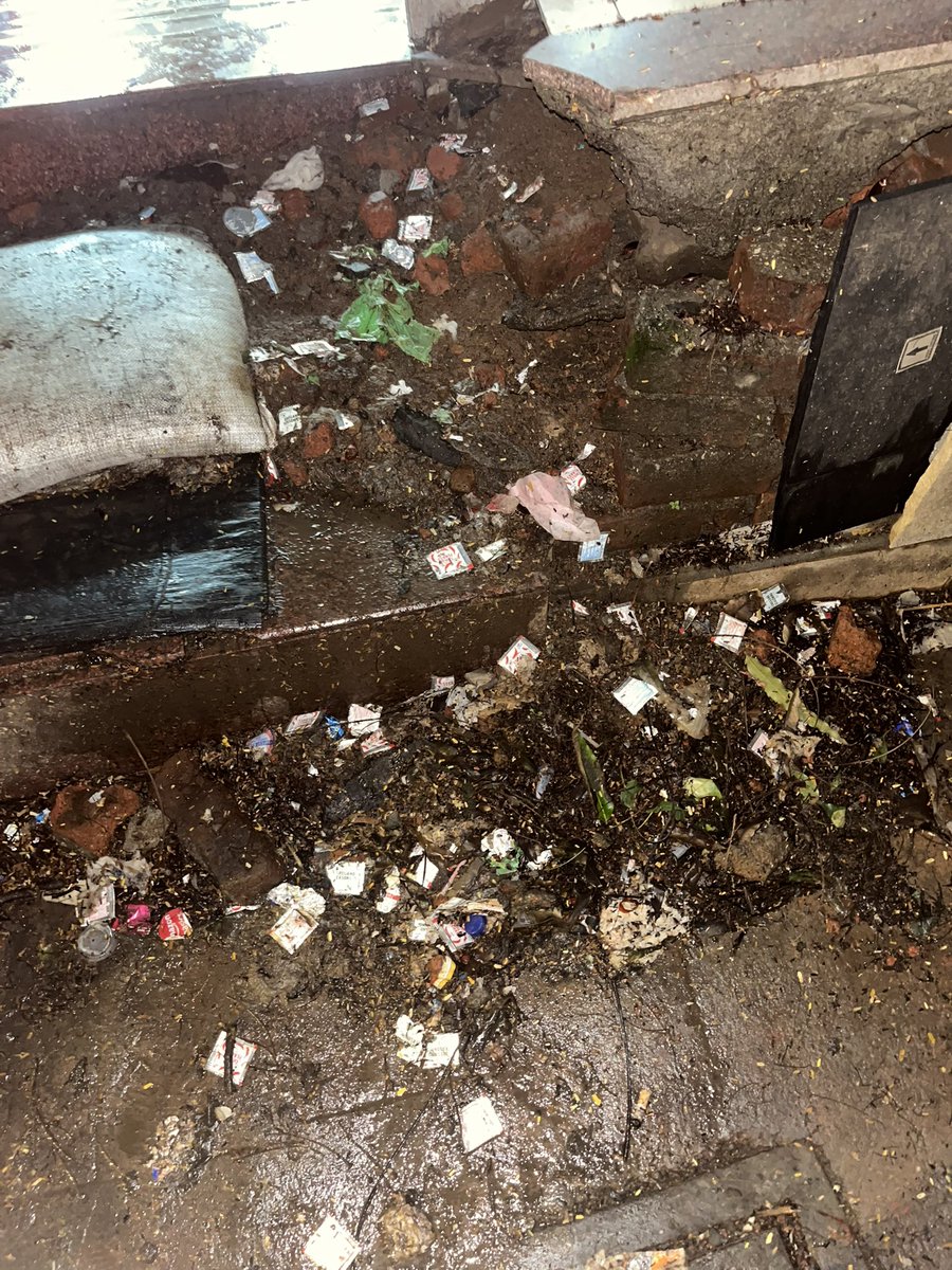 NishithJethwa's tweet photo. Went to visit Dominos Azad Nagar store today after they delayed my order for more than 2 hours. Unreachable on calls, they refunded me immediately but the store was pathetically maintained and is so gross. The kitchen stinks from far away

@Tukaram_IndIAS @mybmc @dominos_india https://t.co/V1EVfQ0Vez