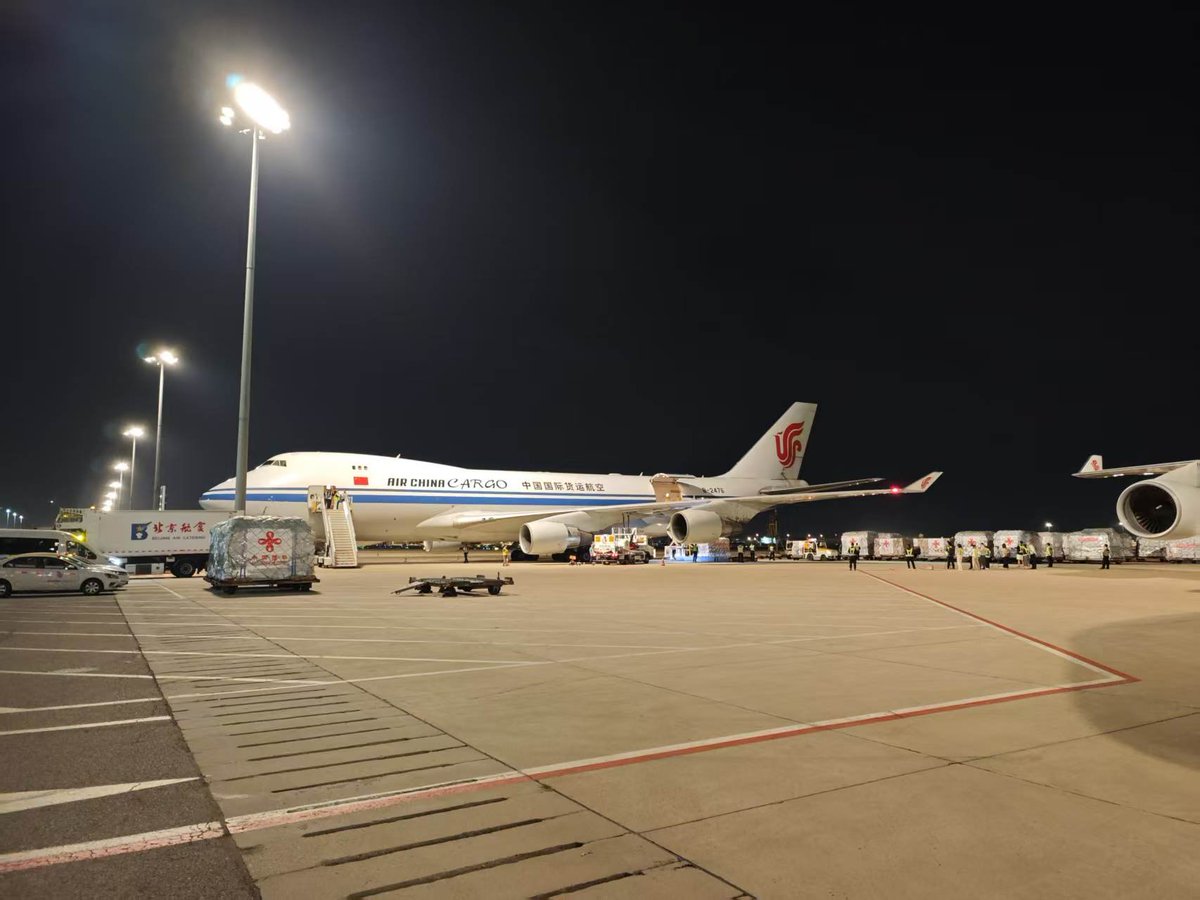 zhu_jingyang's tweet photo. Urgente: 👇👇
En la madrugada del 18 de agosto, hora Beijing, los suministros humanitarios de emergencia para la recuperación tras el terremoto, proporcionados por el gobierno chino a Colombia, partieron del Aeropuerto Internacional de Beijing. 🇨🇳🇨🇴🤗🤗

Los suministros, que suman aproximadamente 80 toneladas, consisten principalmente en materiales de primera necesidad para la ayuda humanitaria, como generadores, vehículos purificadores de agua, máquinas de desinfección, equipos de iluminación solar, tiendas de campaña y mantas. Llegarán a Bogotá al mediodía hora local de mañana en un vuelo chárter operado por Air China.
@CaracolRadio @NoticiasCaracol @ELTIEMPO @el_pais @BluRadioCo @elespectador