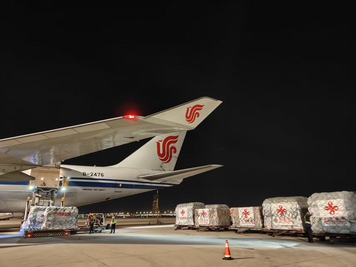 zhu_jingyang's tweet photo. Urgente: 👇👇
En la madrugada del 18 de agosto, hora Beijing, los suministros humanitarios de emergencia para la recuperación tras el terremoto, proporcionados por el gobierno chino a Colombia, partieron del Aeropuerto Internacional de Beijing. 🇨🇳🇨🇴🤗🤗

Los suministros, que suman aproximadamente 80 toneladas, consisten principalmente en materiales de primera necesidad para la ayuda humanitaria, como generadores, vehículos purificadores de agua, máquinas de desinfección, equipos de iluminación solar, tiendas de campaña y mantas. Llegarán a Bogotá al mediodía hora local de mañana en un vuelo chárter operado por Air China.
@CaracolRadio @NoticiasCaracol @ELTIEMPO @el_pais @BluRadioCo @elespectador