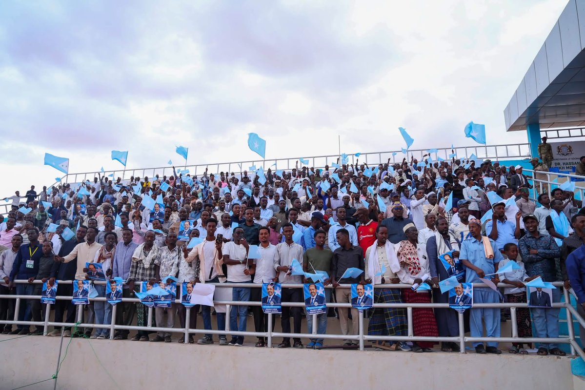 TheVillaSomalia's tweet photo. H.E. President @HassanSMohamud arrived in Gaalkacyo as part of his visit to the central regions of Galmudug.

Addressing our citizens at Abdullahi Isse Stadium, the President commended the people of Gaalkacyo for their commitment to unity and social cohesion, calling on them to further strengthen peace and reconciliation.