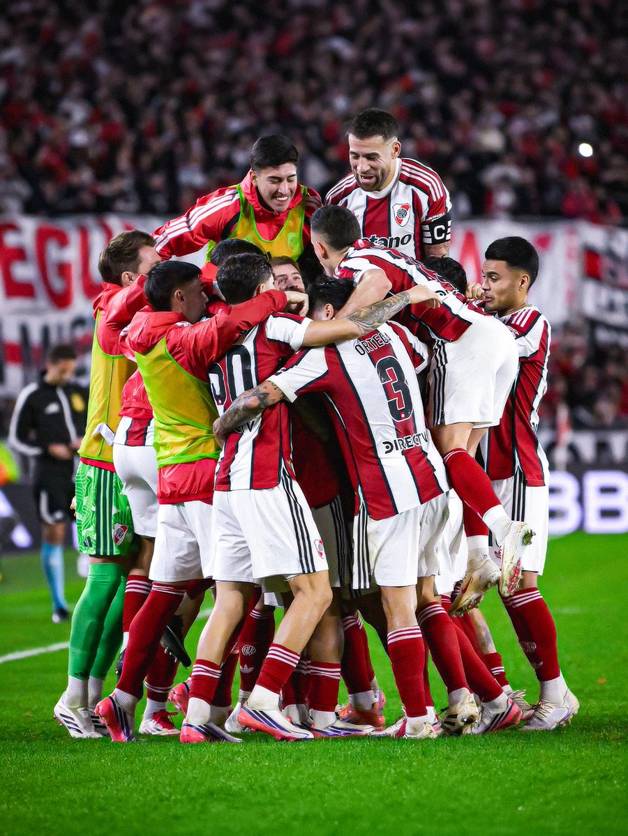 mishoedits's tweet photo. Lamentablemente ilusionado con el segundo festejo de gol y el abrazo central terminado el partido. Grupo unido, basta de las pelotudeces de Cantilo y demás.

Con que poco, no? Pero que linda manera de cortar la racha y en la semana justa... en la Copa cueste lo que cueste. https://t.co/8vjKYA4yAb