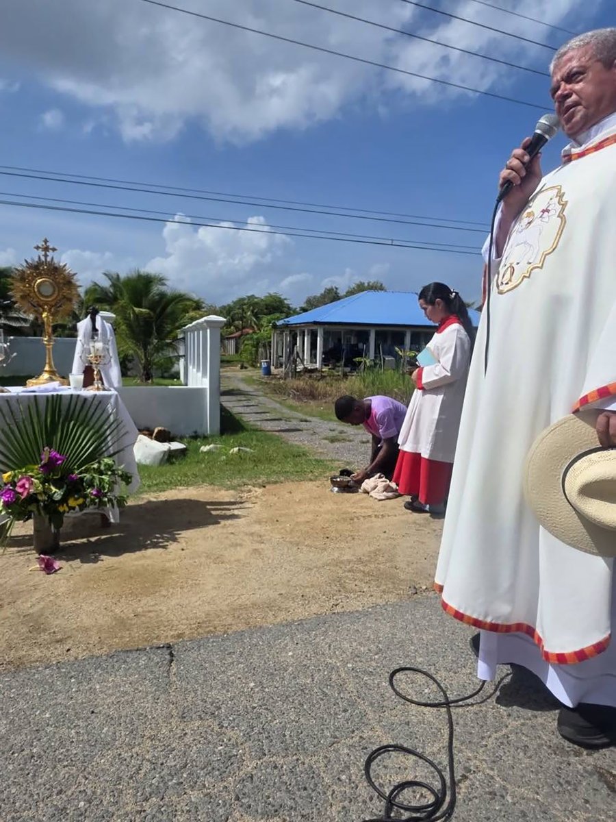 suyapamedios's tweet photo. Monseñor Jenry Ruiz, Obispo de la Diócesis de Trujillo ha acompañado una Adoración Eucarística, y la Celebración de la Sagrada Eucaristía conmemorando los 524 años de la Primera Misa celebrada en tierra firme en América, en la localidad de la actual Puerto Castilla. Una fecha que nos invita a recordar con fe y gratitud este acontecimiento histórico que marcó el inicio de una profunda tradición cristiana en nuestras tierras.

La primera misa en territorio continental americano se celebró el 14 de agosto de 1502 en Punta Caxinas, Bahía de Trujillo, Honduras; durante el cuarto viaje de Cristóbal Colón.