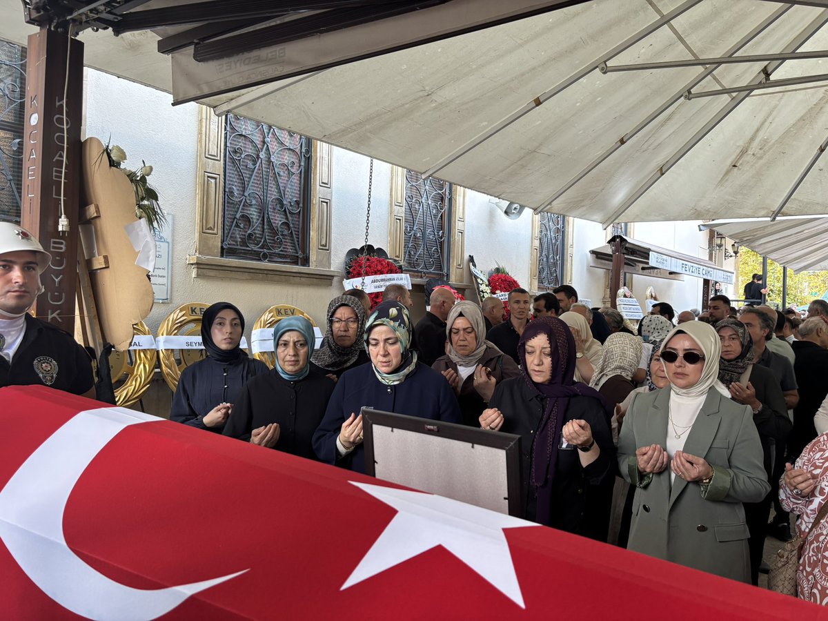 akkadinkocaeli's tweet photo. Önceki Dönem AK Parti Kadın Kolları Genel Başkanımız, 23. ve 24. Dönem Kocaeli Milletvekilimiz, kıymetli Başkanımız Azize Sibel Gönül’ü dualar ve rahmet dilekleriyle ebediyete uğurladık.

Teşkilatımıza kattığı emek, Kadın Kollarımıza sunduğu kıymetli hizmetler ve milletimize adanmış mücadelesi daima hafızalarımızda yaşayacak.

Rabbim mekânını cennet, makamını âli eylesin.

@Akparti 
@tugbaisikercan 
@AKKADINGM 
@yyaseminozdemir