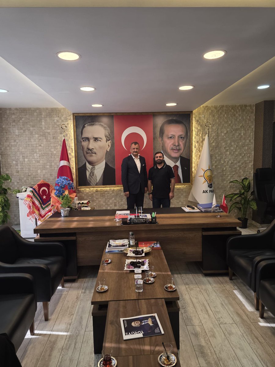 coskunali_01's tweet photo. TÜGVA Adana İl Temsilcisi Sayın Muhammet Cihat Ünsal ve kıymetli yönetimini İlçe Başkanlığımızda misafir ettik.

Gençliğimiz için emek veren, milli ve manevi değerlerimizin yarınlara taşınması adına gayret gösteren TÜGVA ailesine çalışmalarında başarılar diliyor, nazik ziyaretleri için teşekkür ediyoruz.

#GüçlüTeşkilatGüçlüSeyhan

@Akparti @omerrcelik @abuyukgumus @yahyacelik_ @ozmehmetemin @avmustafaozkan @KaramikSunay @abdullahdogru01 @farukaytek