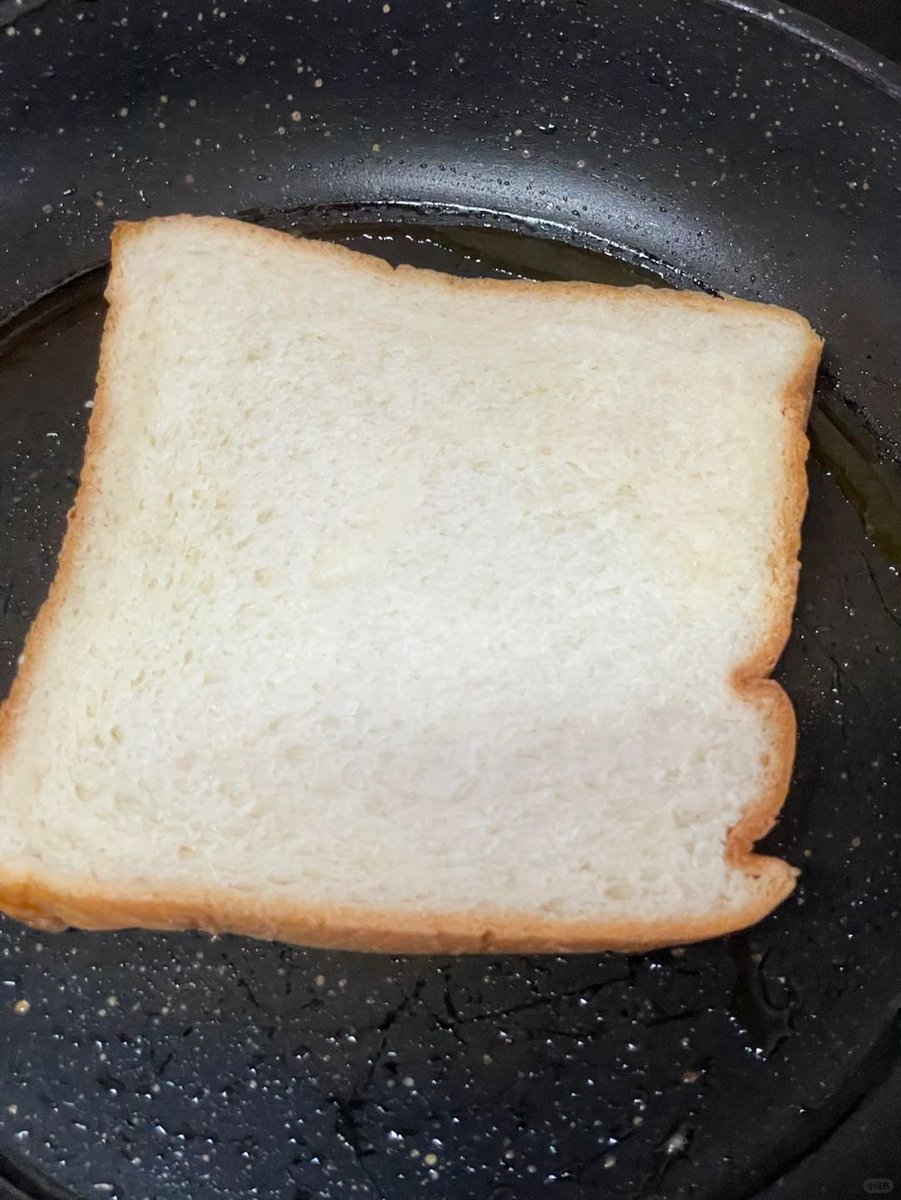 Revelromain3's tweet photo. Found the best cozy late-night snack: warm buttered toast topped with fresh strawberries and a sprinkle of sea salt , https://t.co/WvjvpXUanh