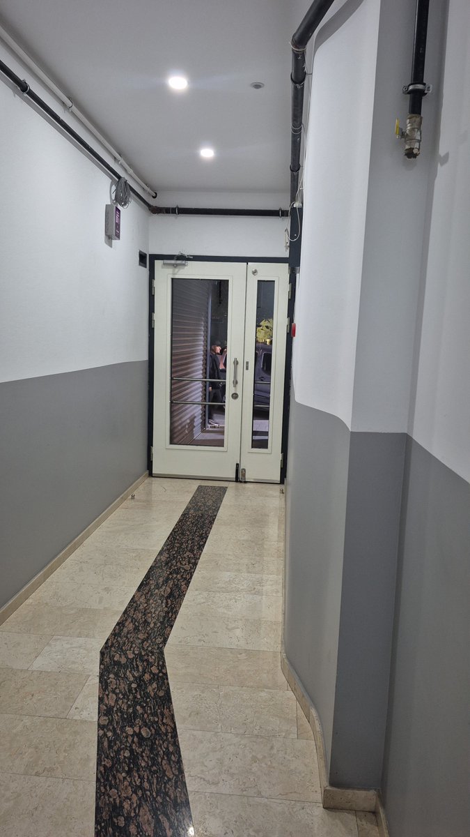 volkan_karaoglu's tweet photo. Her hafta klasikleşen yarım faz sorunu binamızda. Yer altı ekipleri geliyor kazıyor daha asfalt atılmadan yine aynı sorun. Defalarca daire sakinleri kayıt açtığımızda bu sorunu belirtiyoruz. Ama neden kalıcı bir çözüm bulunmuyor.  Yer küçükçekmece istasyon mahallesi https://t.co/cIRKUJb67U