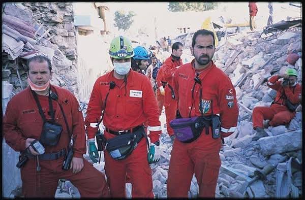 kadin_tr's tweet photo. 27 yıl önce, 17 Ağustos’ta enkazın başındaydı.

Gölcük’te, Kocaeli’de, Atina’da ve daha birçok afette arama-kurtarma çalışmalarında yer aldı. İnsanlar için koşan, enkaz altından hayat çıkaran isimlerden biriydi.

Bugün ise Nasuh Mahruki, geçen ay sosyal medya paylaşımı nedeniyle tutuklanmasının ardından yaklaşık bir aydır cezaevinde.

27 yıl önce hayat kurtaran bir ismin bugün cezaevinde olması, ister istemez düşündürüyor.

27 yıl önce hayat kurtarıyordu.
Bugün cezaevinde.

#NasuhMahruki #17Ağustos #MarmaraDepremi #Deprem #Adalet