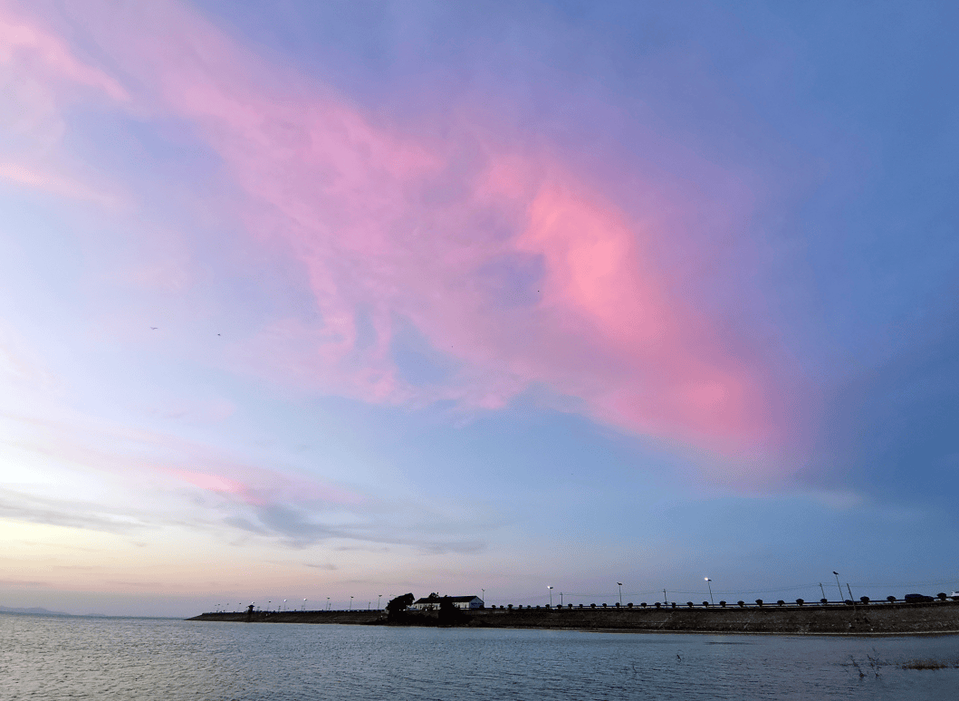 huna_min's tweet photo. Just wrapped up a sunny day trip to the coastal town—strolled the pier, sipped fresh lemonade, and caught the best sunset views! https://t.co/4ngHCuTtuW