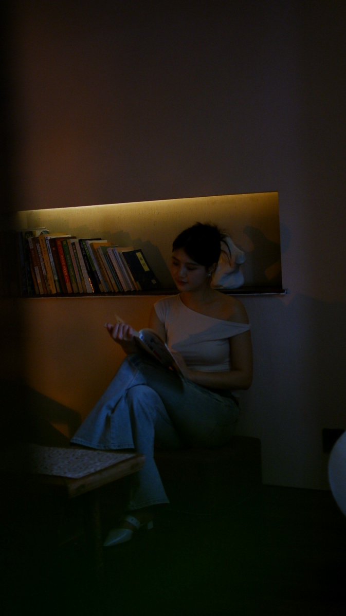 SullyVue's tweet photo. Cozy Sunday night in with my favorite book and warm tea—nothing beats small, calm moments at home.， https://t.co/paHHPLbMrq