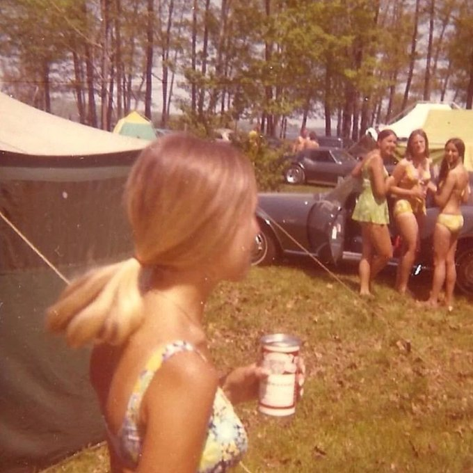 Laura318tt's tweet photo. @ThrillaRilla369 Would you trade smartphones and social media for life in the 1970s?

Be honest… would you do it? 🤔 https://t.co/bXtwyPtbTK