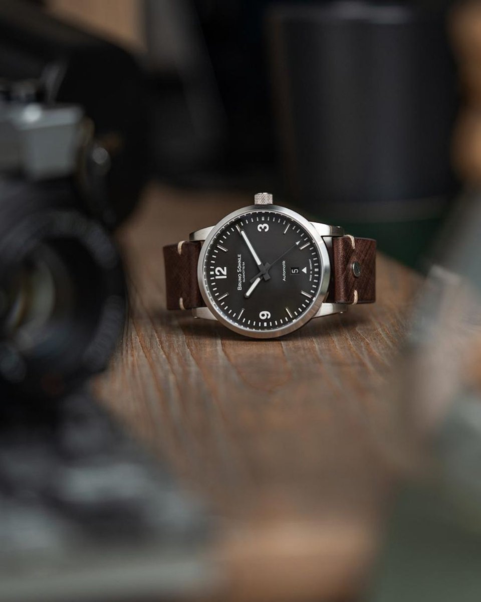 abtsaat's tweet photo. Bruno Söhnle Glashütte Episode V Limited Edition ⚡

Yalnızca 125 adet üretilen bu özel model, 44 mm çapındaki paslanmaz çelik kasası, siyah kadranı ve kahverengi deri kordonuyla güçlü ve sofistike bir görünüm sunuyor. Safir kristal cam, kadranın çizilmelere karşı korunmasına yardımcı olurken metal renkli paslanmaz çelik kasa saatin modern karakterini tamamlıyor. 12 mm kasa kalınlığı sayesinde güçlü kasa yapısına rağmen dengeli bir kullanım sunan Episode V, klasik Alman saatçiliği ile çağdaş tasarım anlayışını buluşturuyor👌🏻

Bruno Söhnle Glashütte Episode V Limited Edition’ın siyah kadranı, yüksek okunabilirlik sağlayan göstergeleri ve tarih fonksiyonuyla hem estetik hem de işlevsel bir kullanım sunuyor. Kahverengi deri kordon, siyah kadran ve paslanmaz çelik kasa ile uyumlu bir kontrast oluşturarak saatin premium karakterini güçlendiriyor. 10 bar su geçirmezlik özelliği, modeli günlük kullanım koşullarına karşı daha dayanıklı hale getirirken cam kasa arkası sayesinde mekanik mekanizmanın hareketini izlemek mümkün oluyor. Tasarımındaki dengeli oranlar ve güçlü duruş, Bruno Söhnle Glashütte Episode V modelini hem klasik hem de modern kombinlerle kullanılabilecek seçkin bir erkek kol saati haline getiriyor💣

Saatin içerisinde Bruno Söhnle’nin BS175 otomatik mekanizması bulunuyor ve mekanizma 38 saate kadar güç rezervi sunuyor. Otomatik çalışma sistemi, mekanik saat deneyimini günlük kullanımın bir parçası haline getirirken modelin sınırlı üretim yapısı koleksiyon değerini artırıyor⌚

Link: https://t.co/lnrs7Tu8pM 

#abt #abtsaat #brunosöhnle #17-12123-86 1