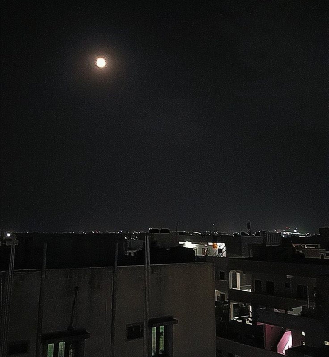 shiv__balak's tweet photo. मेरे पास खामोशी के सिवा कोई हल नहीं है,
मै बात करता हूं तो बात और बिगड़ जाती है। https://t.co/8RQNyhHEZb
