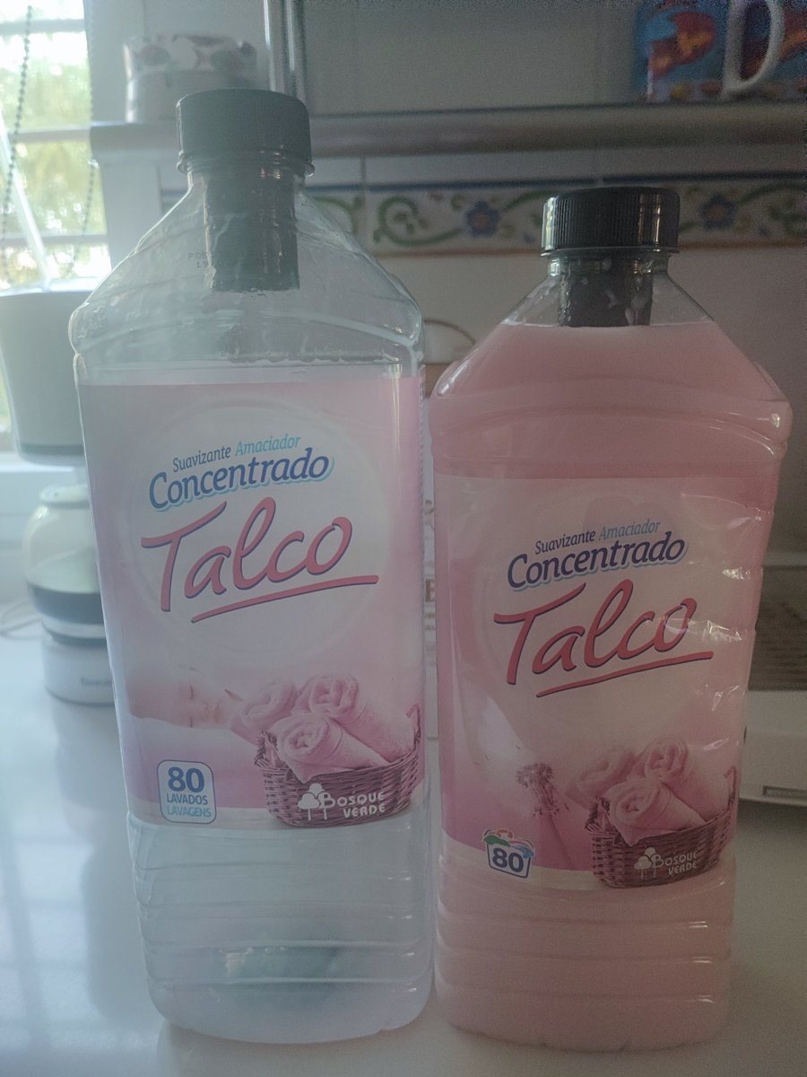 Mardeolalla's tweet photo. @Mercadona La botella grande estaba en el apartamento desde el verano pasado. He comprado hoy una nueva. Las dos 80 lavados. Mira el tamaño y los tapones. ¿Donde está el truco?. https://t.co/IETp9RzgfD
