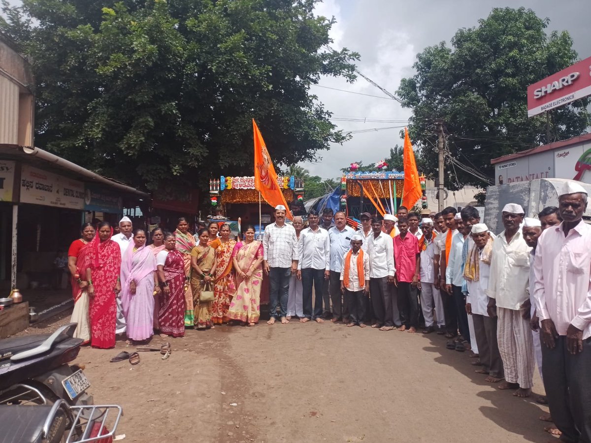 amolasarade's tweet photo. ನಮ್ಮ ಕಾಗವಾಡ ಮತಕ್ಷೇತ್ರದ ನಮ್ಮ ಮಂಗಾವತಿ ಗ್ರಾಮದಿಂದ ಸುಕ್ಷೇತ್ರ ಪಂಢರಪುರಕ್ಕೆ ಹೋರಟಿರುವ ಪಾದಯಾತ್ರಿಗಳ ದಶ೯ನ ಪಡೆದ ಸುಸಂದರ್ಭ ಕ್ಷಣ 🙏🙏🙏🙏🙏🙏🙏🙏🙏🙏🙏🙏🙏🙏

#kagwadconstituency 

#mangawati

#pandharpur 

#pandharpurwari 

#Padayatra https://t.co/zN3REw65BY