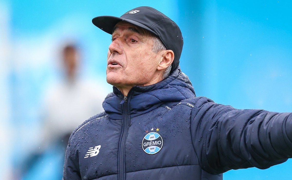 oficialbolafora's tweet photo. O Luís Castro se disfarçando de Renato Gaúcho pra não ser demitido do Grêmio 

KKKKKKKKKKKKKKKKKKKKKKKKKKKKKKKKK https://t.co/4bWEFB1dR5