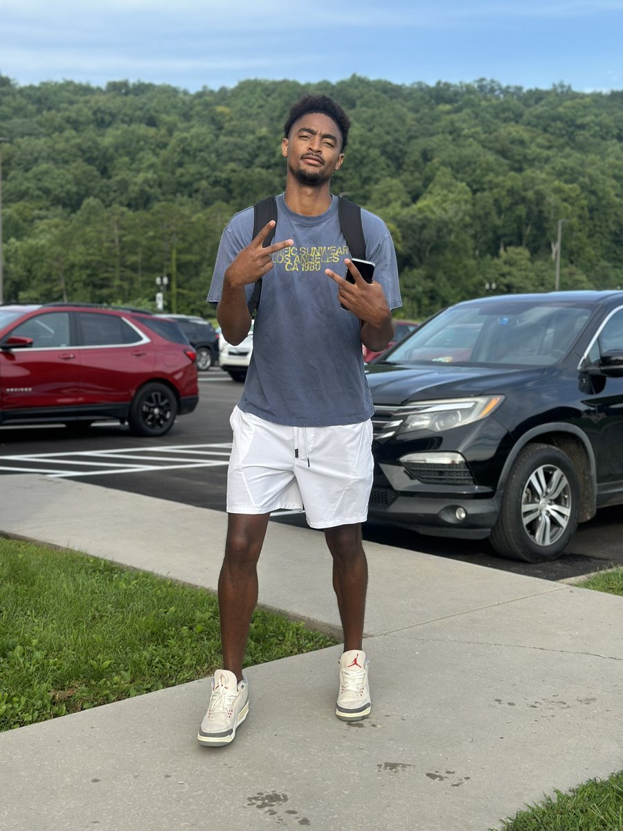 LMUMBB's tweet photo. The First Day of Class is officially in the books 📚 

We want to wish our Railsplitter family a great school year! 

#GoSplitters https://t.co/JOHzD0s9DZ