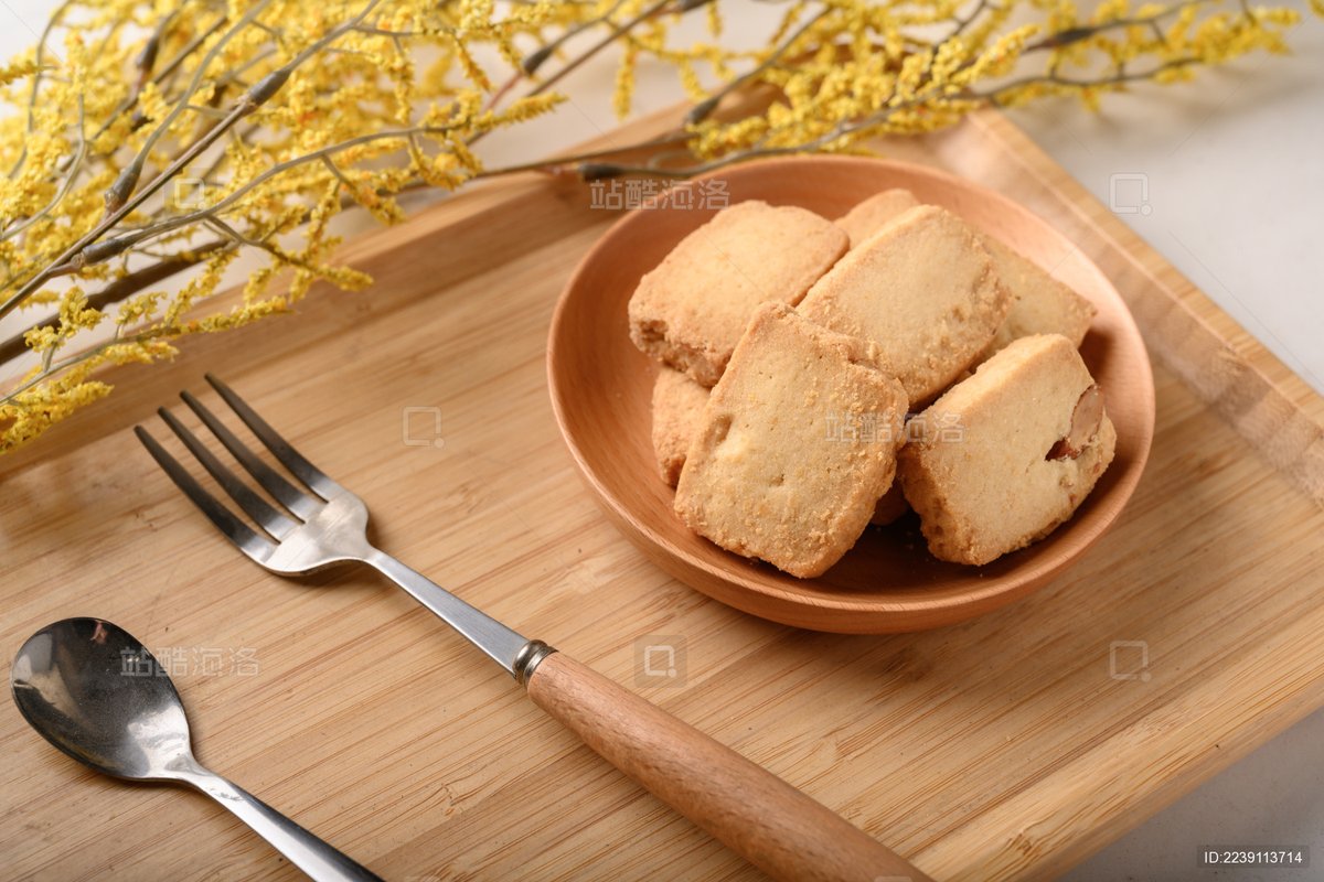 ziahisaboss's tweet photo. Who’s craving something crispy u0026 sweet  Sharing my go-to midday snack—crunchy butter cookies that hit the spot every time! Tag a friend who needs this snack pick-me-up https://t.co/fugt5ROn83
