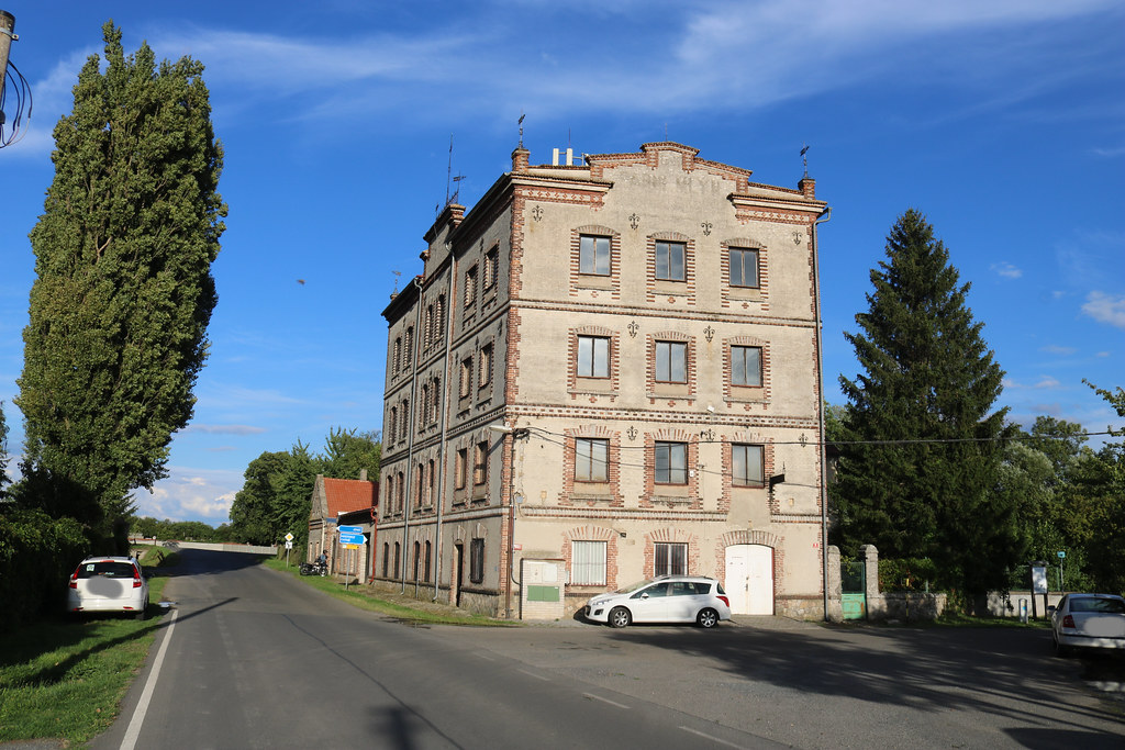 gimler12's tweet photo. 🏭 Parní mlýn v Úhonicích vznikl roku 1868. Čtyřpodlažní historizující stavba sloužila svému účelu do 40. let 20. století. Po znárodnění na počátku 50. let byl někdejší mlýn využíván už jen jako sklad.

https://t.co/Bo0ypqeVLW https://t.co/IQqyoFZHM6