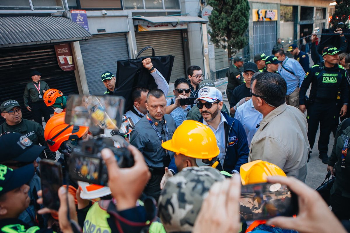 ABDELAESPRIELLA's tweet photo. No existen palabras suficientes para agradecer la entrega desinteresada y heroica de quienes hoy están en las zonas afectadas, removiendo escombros, buscando desaparecidos y salvando vidas.

A nuestros bomberos, policías, militares, organismos de socorro y a los miles de voluntarios que trabajan sin descanso en medio de esta emergencia: tienen mi gratitud eterna, mi admiración y el respeto de toda Colombia.

En las horas más difíciles, su valentía y vocación de servicio nos recuerdan la grandeza y la solidaridad de nuestro pueblo.

¡Gracias por no rendirse, por entregar el alma y por cuidar la vida de nuestros compatriotas!

¡Firme por la Patria! 
(A.D.L.E.) 🇨🇴🐅