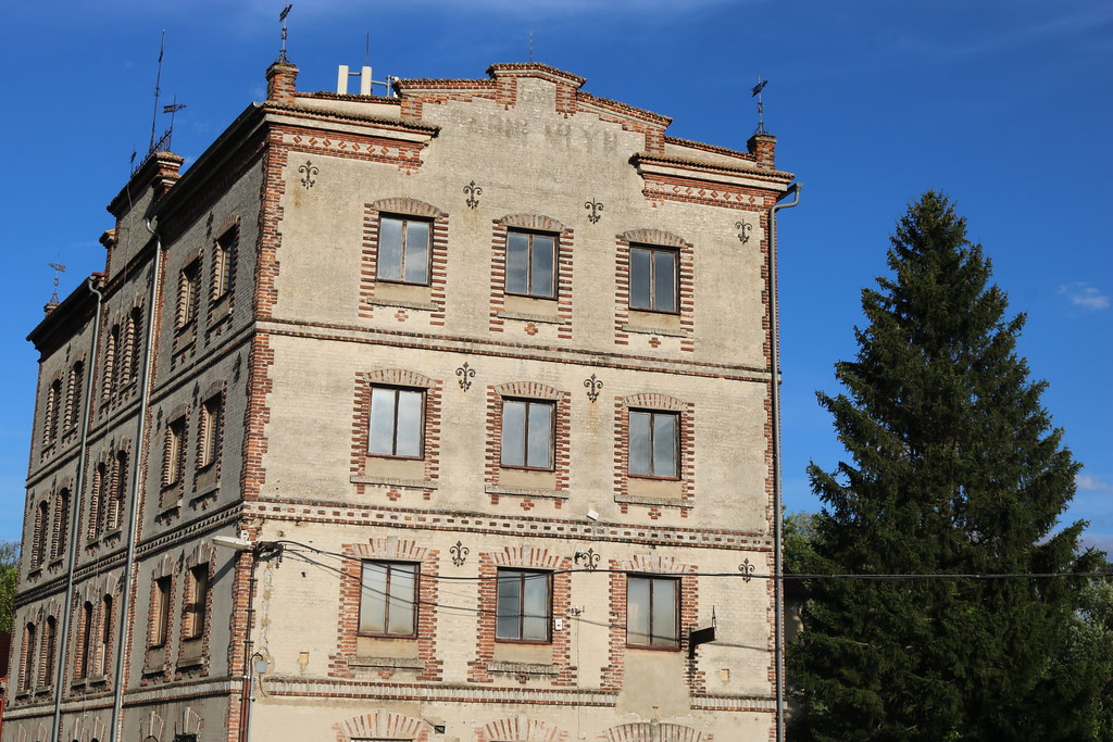 gimler12's tweet photo. 🏭 Parní mlýn v Úhonicích vznikl roku 1868. Čtyřpodlažní historizující stavba sloužila svému účelu do 40. let 20. století. Po znárodnění na počátku 50. let byl někdejší mlýn využíván už jen jako sklad.

https://t.co/Bo0ypqeVLW https://t.co/IQqyoFZHM6