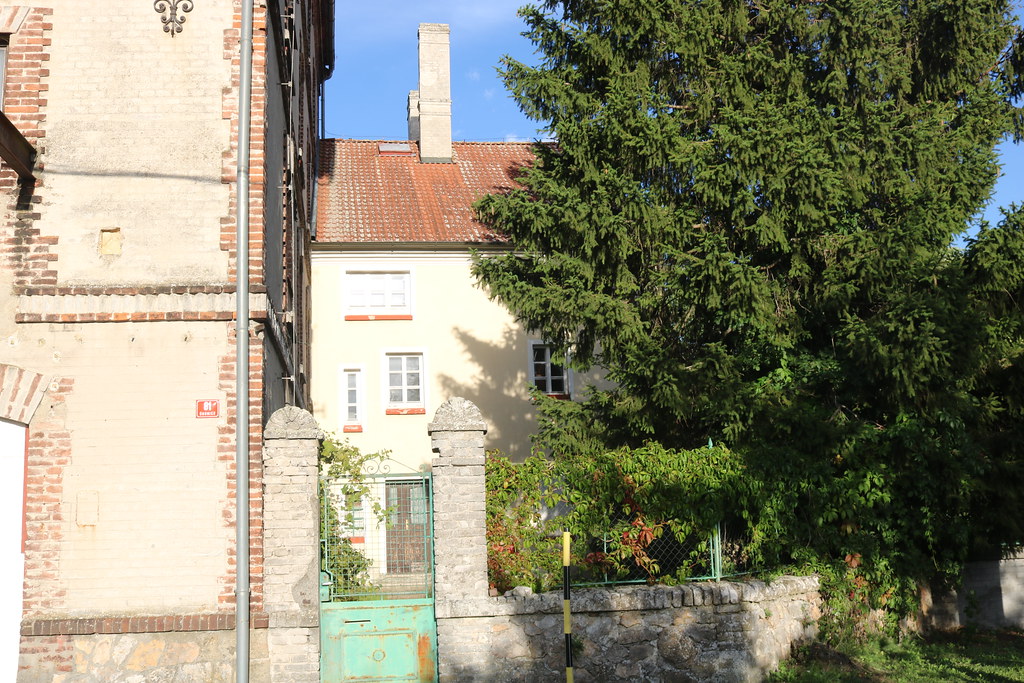 gimler12's tweet photo. 🏭 Parní mlýn v Úhonicích vznikl roku 1868. Čtyřpodlažní historizující stavba sloužila svému účelu do 40. let 20. století. Po znárodnění na počátku 50. let byl někdejší mlýn využíván už jen jako sklad.

https://t.co/Bo0ypqeVLW https://t.co/IQqyoFZHM6