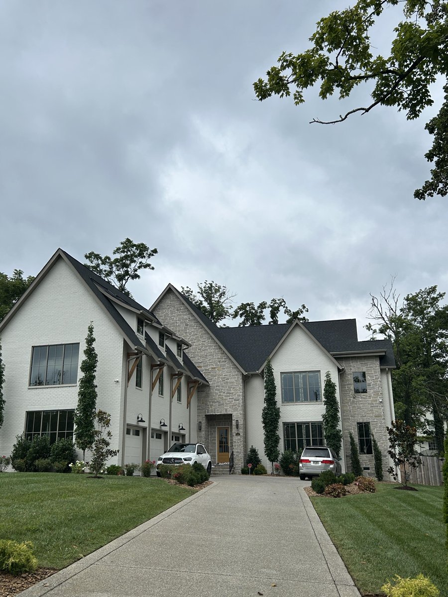 hyiaov's tweet photo. This villa is ridiculously large, lacking a warm and inviting feel. https://t.co/VDC7haQMhA