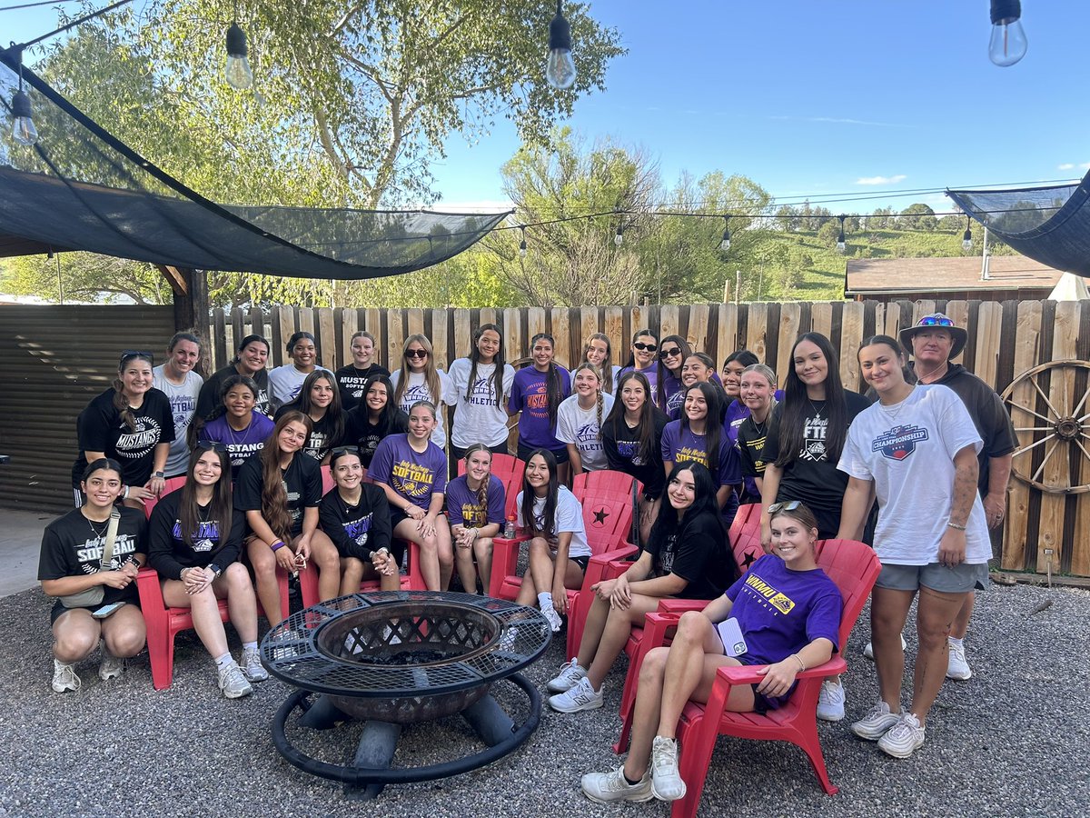wnmu_sb's tweet photo. Canoe racing ✅
Corn hole ✅
Darts ✅
Ping pong ✅

Safe to say the competitive side came out at our team retreat! Can’t wait to get this team out on the diamond💛💜

Thank you to the Ruelaz family for opening up their lake house and welcoming our girls back to school! https://t.co/mrgUAnoror