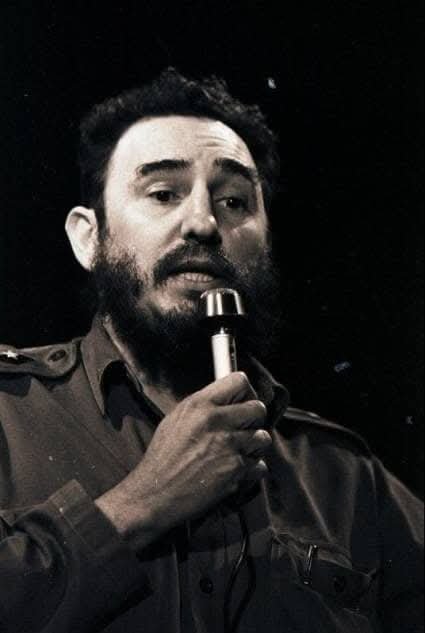 UJCdeCuba's tweet photo. 🇨🇺 Fidel, hacedor de sueños y proezas

En esta edición, Juventud Rebelde comparte con sus lectores el pr��logo escrito por el General de Ejército Raúl Castro, para Fidel Castro. Obras Escogidas, colección presentada en el 1er. Coloquio Internacional dedicado al Comandante en Jefe. https://t.co/GO2TyFOzNu