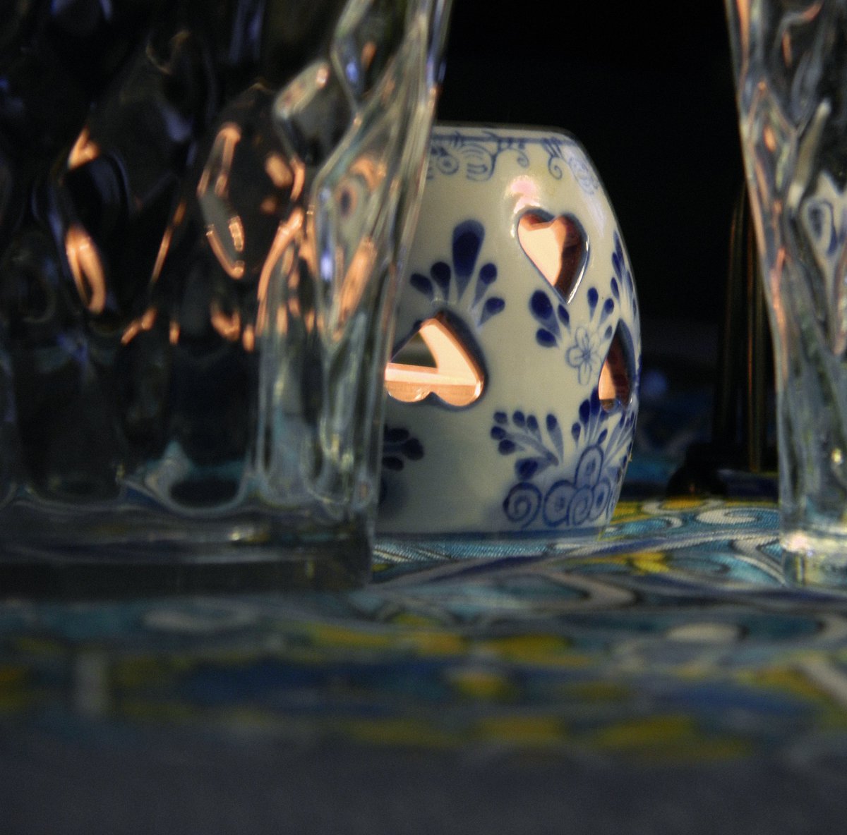 alfredo45897708's tweet photo. Crystal doesn’t choose sides.
It bends the same flame into a hundred small truths.
Two hearts, one light, no filter needed.
Nikon L310 · ISO 80 · −0.7EV · 1/4s · f/4.9
Raw presence.
#nikonl310 #ccdlook #rawpresence #matterphotography #analogvibes #darktones #realshadows https://t.co/GbWp9KuPKI