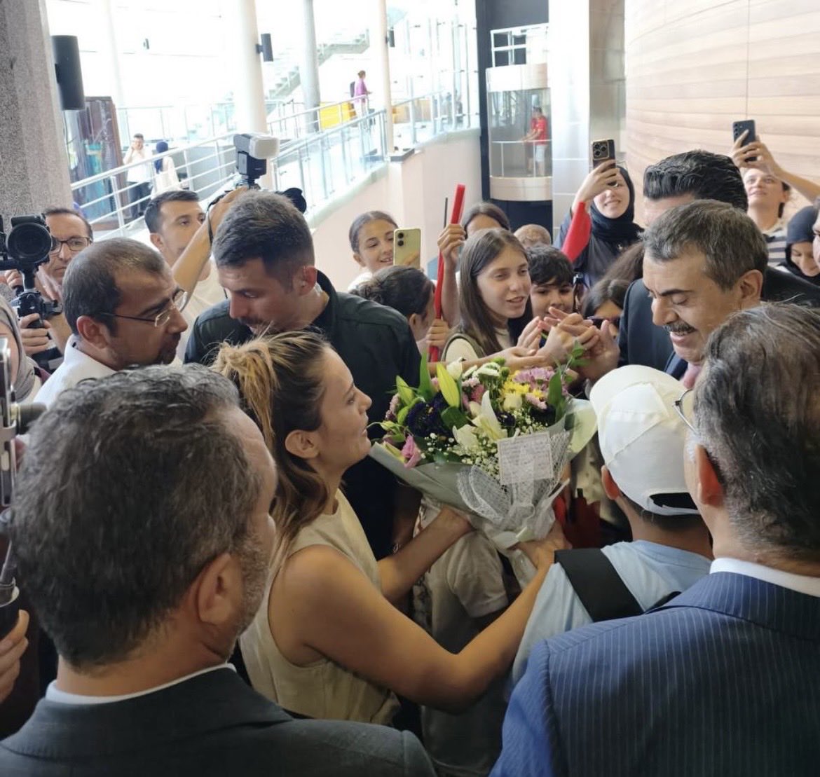 gidesimgelir's tweet photo. Çocuklarımızın anne ve babalarıyla aynı sofrada buluşması bizim en büyük dileğimiz. 🏠 Asker ve polis aileleri için gösterilen hassasiyetin öğretmen aileleri için de gösterilmesini umut ediyoruz.
@RTErdogan @dbdevletbahceli @Yusuf__Tekin @tcmeb #CocuklarimizicinilEmri 🌷 https://t.co/q2Z5yOfmxH