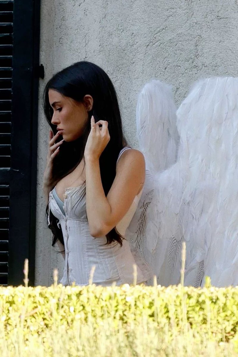 home2soph's tweet photo. this being a year ago and we all freaked out, the heart locket, the angel wings and the mystery man haha https://t.co/Esjp6vWXeG