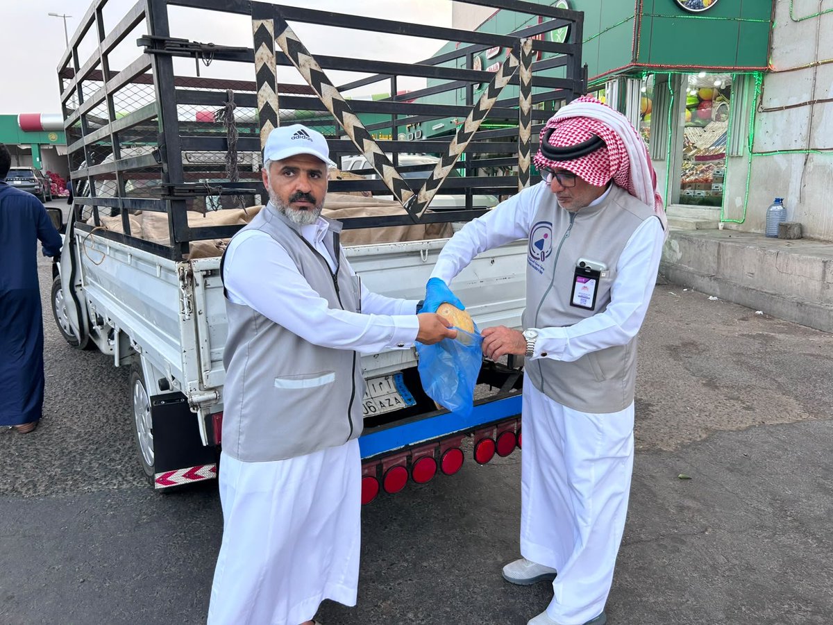 CPA_najraan's tweet photo. قامت  جمعية حماية المستهلك بنجران مع فرع وزارة البيئة والمياة والزراعة بنجران  ممثلا بإدارة الرقابة والإمتثال ( مختبر فحص متبقيات المبيدات ) الساعة 4:00 مساء هذا اليوم الإثنين الموافق 2026/08/17م بجولة ميدانية  بسوق شكوان تم خلالها سحب عينات متنوعة من الخضار لفحصها والتأكد من سلامتها وخلوها من المبيدات وكان الهدف التأكد من إستمرار رفع مستوى الخدمات والإمتثال حفاظاً على صحة وسلامة المستهلك.
#نجران_الان
#هيا_نحمي_أهالينا
#جمعية_حماية_المستهلك_بنجران