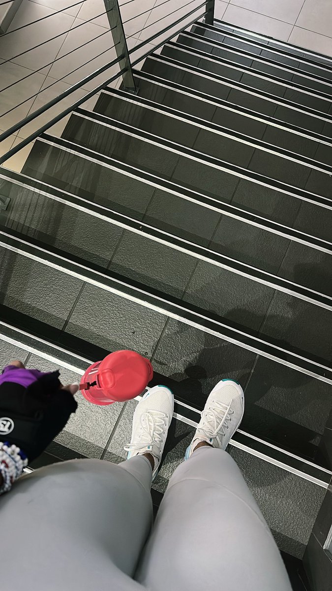 KeamoMK's tweet photo. I fell off 😭 Coming back to the gym after months is actually HELL 😩😩 https://t.co/p5uEvuGWDR