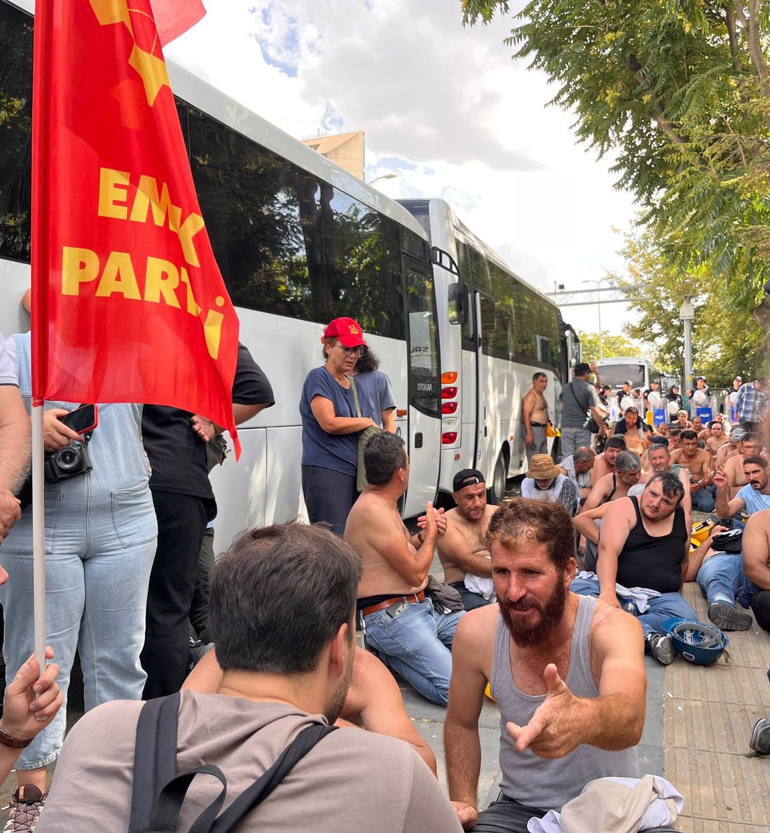 emekpartisi06's tweet photo. Bakanlık eşliğinde verilen sözlerin 3.kez tutulmaması üzerine Doruk Maden işçileri ile Eti Gümüş işçileri direnişlerini Enerji Bakanlığı önünde polis ablukası eşliğinde sürdürüyor. 

Maden işçilerinin mücadelesi tüm işçi sınıfının mücadelesidir. Bu mücadeleyi yükseltelim! https://t.co/7se6EE2gzu