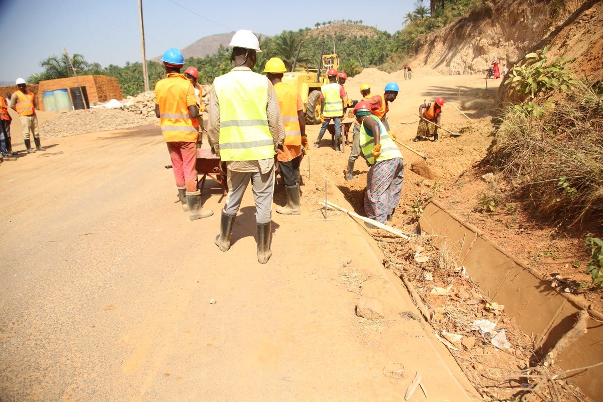 ARBurundi's tweet photo. 2°travaux de traitement d'un point critique de la RN16 au PK10+300 zone Buruhukiro,commune Rumonge,Province Burunga.Les travaux de fouille pour la construction des caniveaux sont en cours.@MielsBurundi @DavidB51087 https://t.co/HyoOAlk6sA
