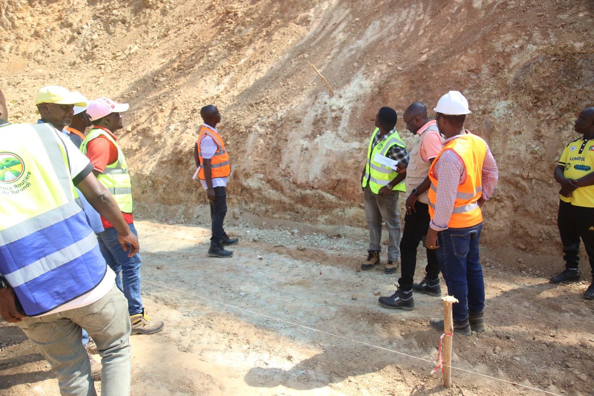 ARBurundi's tweet photo. 2°travaux de traitement d'un point critique de la RN16 au PK10+300 zone Buruhukiro,commune Rumonge,Province Burunga.Les travaux de fouille pour la construction des caniveaux sont en cours @mielsburundi @DavidB51087 https://t.co/7RKKwSEO1Z