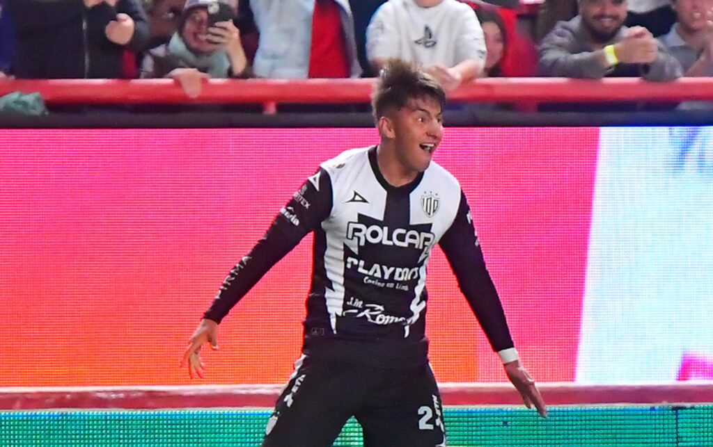ReyesRC19's tweet photo. EMILIO MARTÍNEZ BORRADO DE NECAXA ❌❌

Lateral que suele ganar altura, características ofensivas, buen golpeo de larga distancia, pero con deficiencias defensivas, hoy Emilio Martínez vive una etapa muy obscura con Necaxa.

Pasado en la Franja donde vivió sus primeros pasos en primera división, llegó a Necaxa en verano del 2023.

No juega desde el 31 de octubre del 2025, casi un año de que no juega, además, lo peor es que ni siquiera ha entrado en convocatorias, salvo que haya alguna baja del equipo. Sólo tiene 13 convocatorias a banca desde ese último partido que jugó.

Emilio no repite juego--No hablemos de ser titular--sino siquiera de volver a jugar en partidos consecutivos desde el 23 de agosto del 2025 cuando hilo 3 juegos vs Monterrey, Tijuana y Bravos.

Desde el Clausura 2025, o sea 3 torneos (sin contar este) tiene 299 minutos de juego, y es que aún y cuando quisiéramos contar lo que va de estos torneos de MX y Leagues Cup, no ha visto juego y ni siquiera banca en varios partidos.

Apertura 2023: 677 minutos jugados
Clausura 2024: 792
Apertura 2024: 792
Clausura 2025: 38
Apertura 2025: 171
Clausura 2026: 0
Apertura: 2026: 0 (de momento)