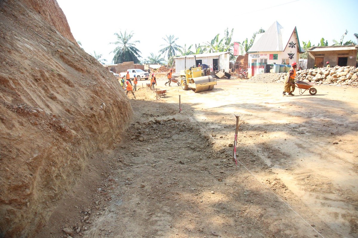 ARBurundi's tweet photo. 2°travaux de traitement d'un point critique de la RN16 au PK10+300 zone Buruhukiro,commune Rumonge,Province Burunga.Les travaux de fouille pour la construction des caniveaux sont en cours @mielsburundi @DavidB51087 https://t.co/7RKKwSEO1Z
