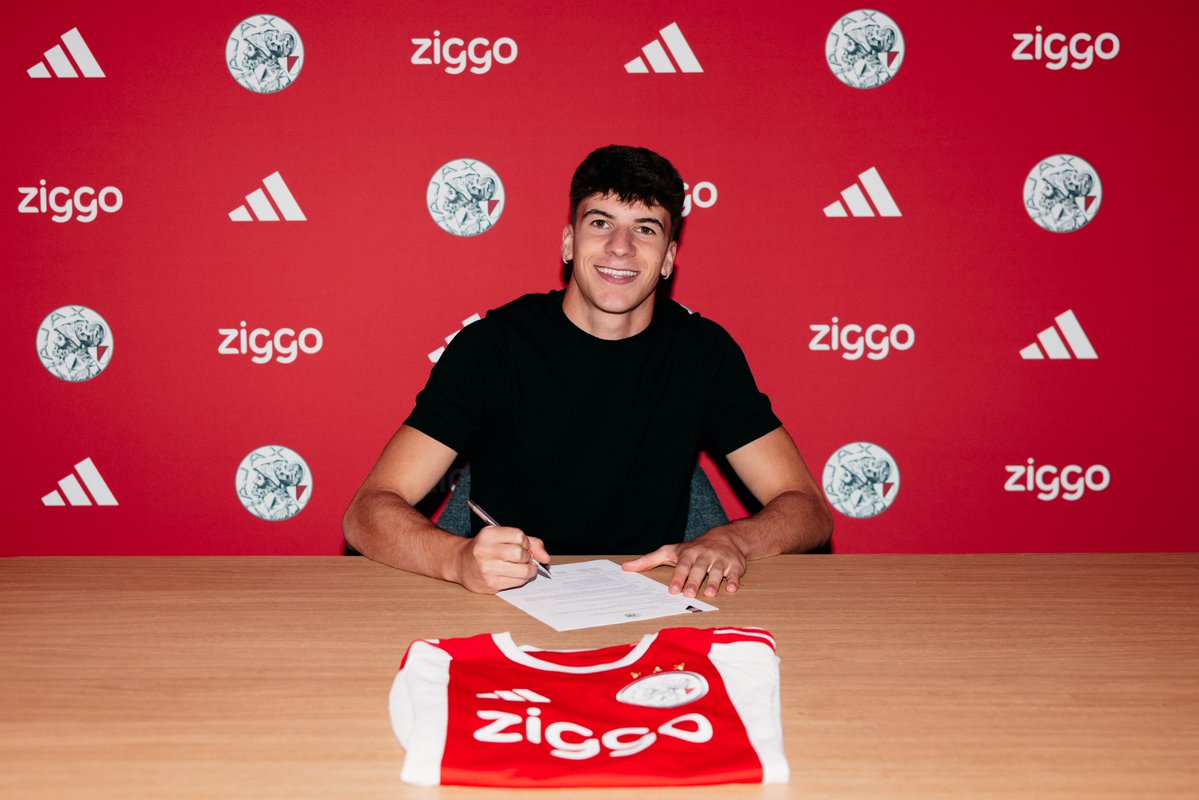 AFCAjax's tweet photo. Ajax have reached an agreement with FC Barcelona and Jofre Torrents regarding the transfer of the defender. 

Bienvenido, Jofre! 🇪🇸 https://t.co/WTfDMhJLS5