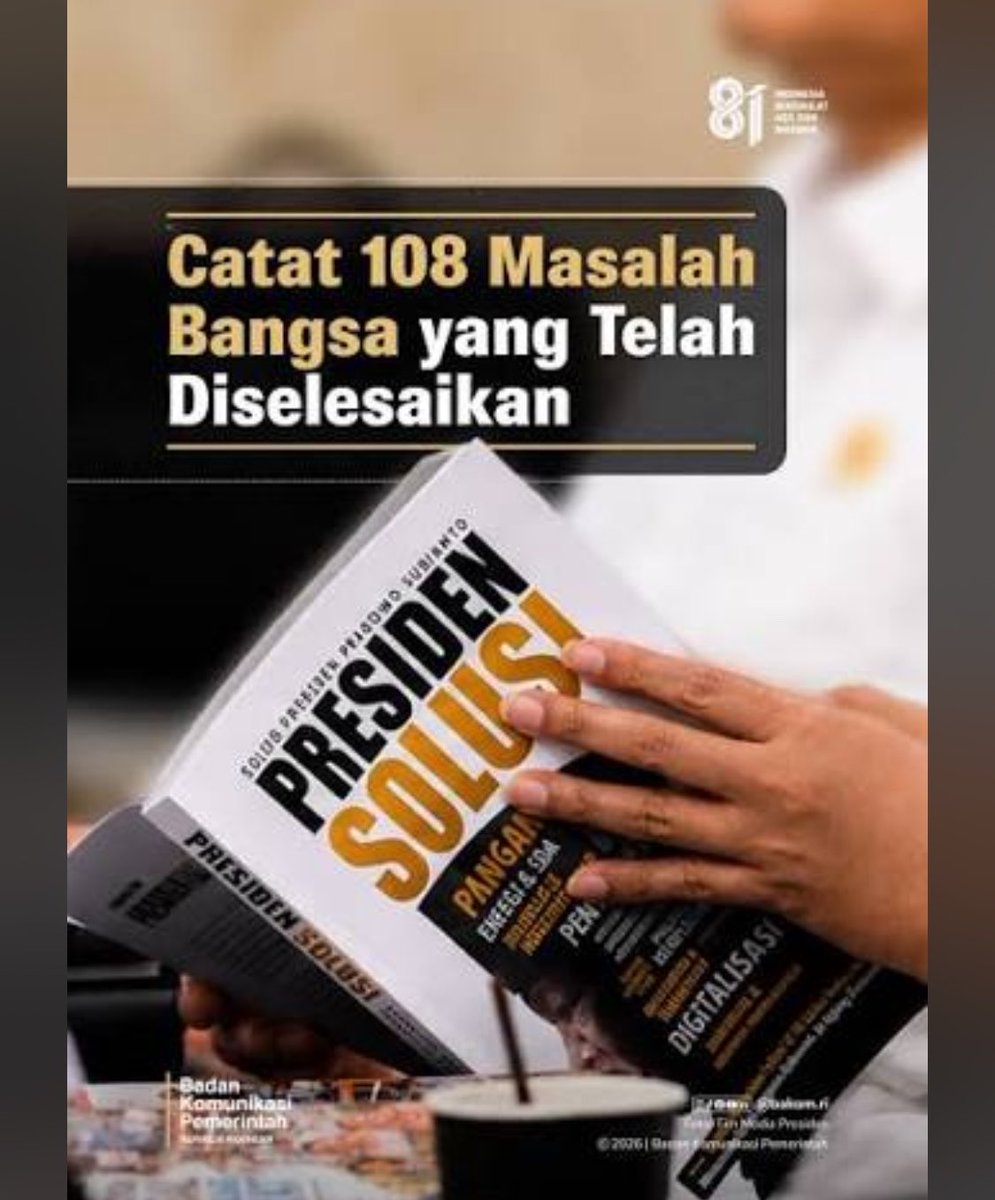 bakuldimsum_'s tweet photo. Gue abis nonton org unbox souvenir 17an di istana negara. Pas bagian payung, tatakan gelas, dll dia jelasin. Pas bagian buku dia lgsg taro. Pas gue cari ternyata buku “presiden solusi” ini buku di beli pake uang pajak kita? 🤣
1 buku 180rb, tamu yg dapet souvenir sekitar 8100 total anggaran cuma buat buku adalah.. itung sendiri deh takut sakit hati 🤣
