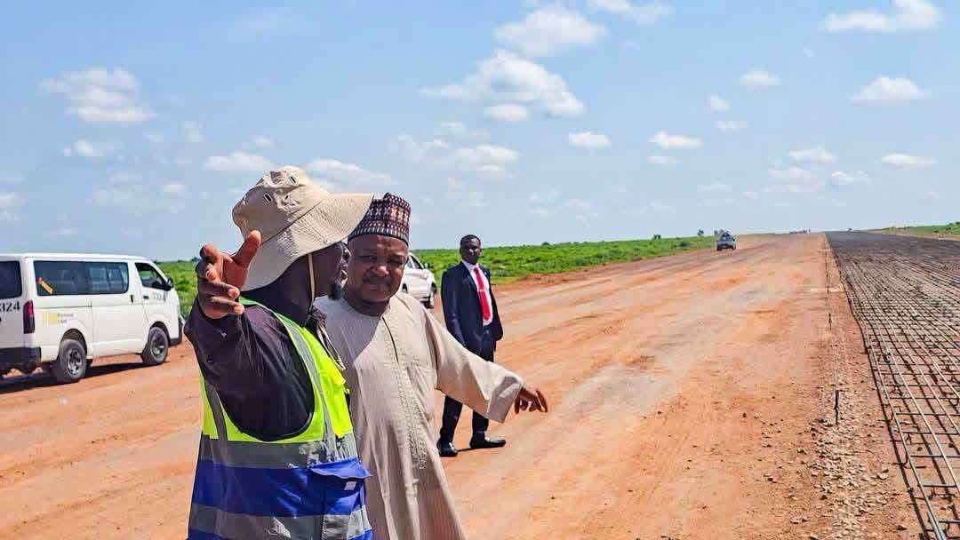 Sistaliano's tweet photo. This is not just another road project, this is a transformational infrastructure corridor. 🛣️

Senator Abubakar Atiku Bagudu, Minister of Budget and Economic Planning, inspecting the ongoing Kebbi section of the Sokoto–Badagry Superhighway and the scale of this project is simply massive.

From the North West to the South West, this is the kind of infrastructure that can reshape trade, transportation, connectivity and economic activity across Nigeria. 🚀

The Renewed Hope Agenda is not just about promises. We are seeing the projects take shape on the ground. 🇳🇬

This is BIG. And the impact will be even bigger.

#RenewedHope #Tinubu #SokotoBadagrySuperhighway #InfrastructureDevelopment #Nigeria