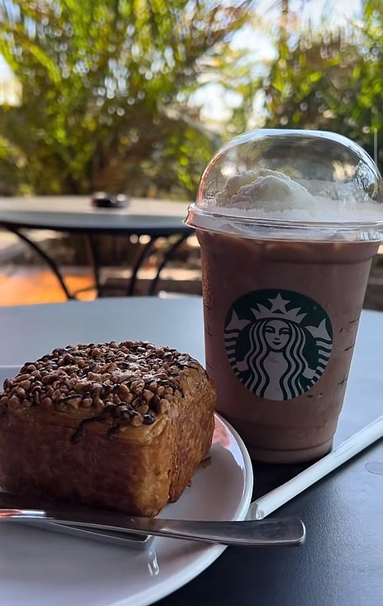 Tyas5644's tweet photo. Some Starbucks moments don’t need to be complicated—a cold drink, something warm to eat, and a quiet table outside. I love how a simple break like this can make a busy day feel a little slower and more enjoyable. @Starbucks ✨ https://t.co/O7ziMEioIs