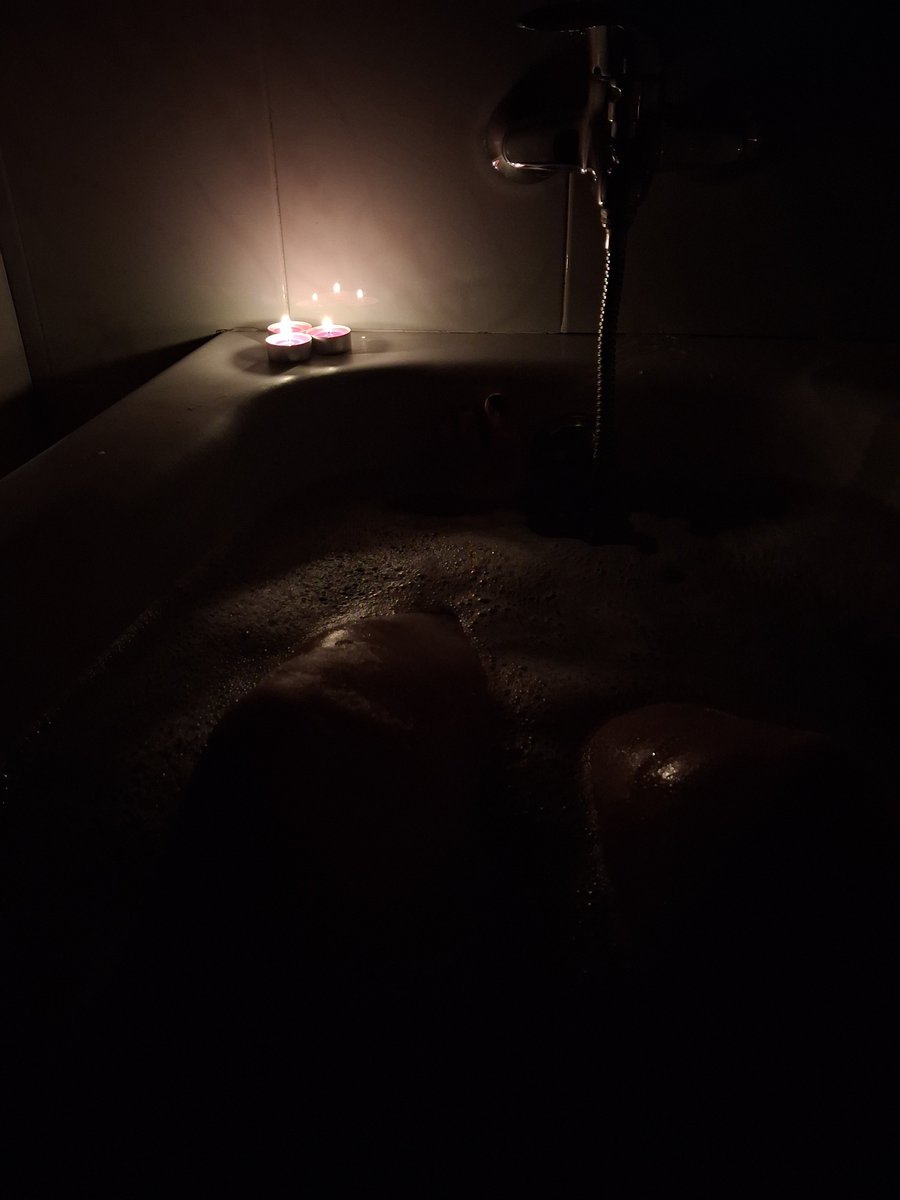 chaoticbii's tweet photo. taking a bubble bath with candles on >>> https://t.co/bdtldMQWb0
