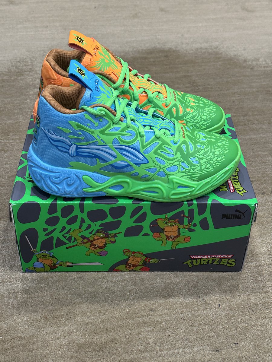 SNKRVisionista's tweet photo. Latest pickup: Nostalgia Edition. The set is complete with the edition of Leonardo and Michangelo.  The color combination is definitely 🔥🔥🔥  #puma #pumamelomb4 #pumatmnt #sneakervisionista #sneakerheadlife https://t.co/8PnZNtpQdp